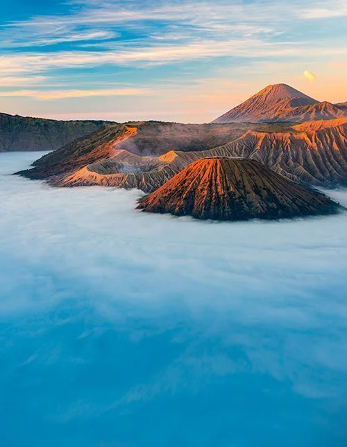 Vulkan Bromo bei Sonnenaufgang in Ostjava, Indonesien, umgeben von Morgennebel
