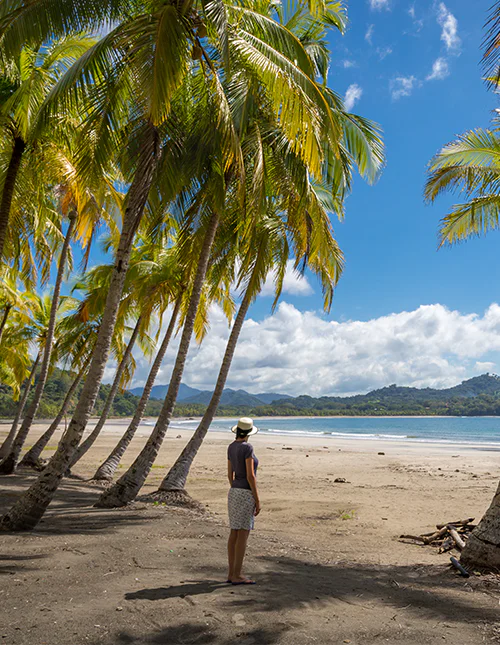 An der Playa Samara genießt eine Frau die Aussicht aufs Meer