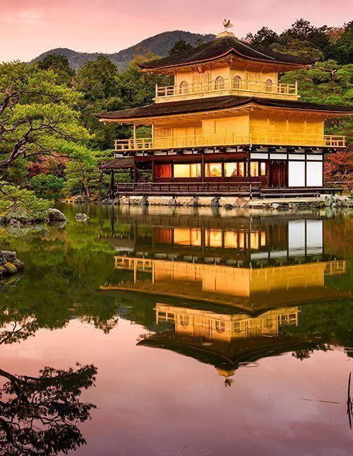 Kioto, Japan, am Goldenen Pavillon in der Dämmerung.