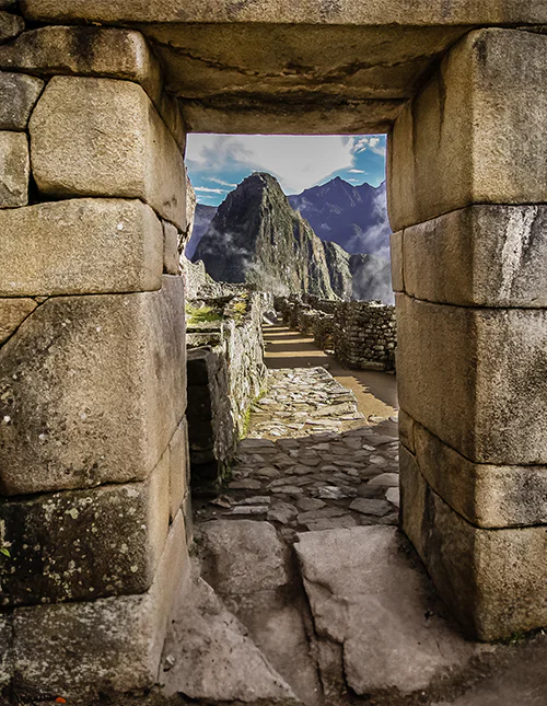 Steinernes Tor mit Blick auf Machu Picchu und die nebelverhangenen Anden.