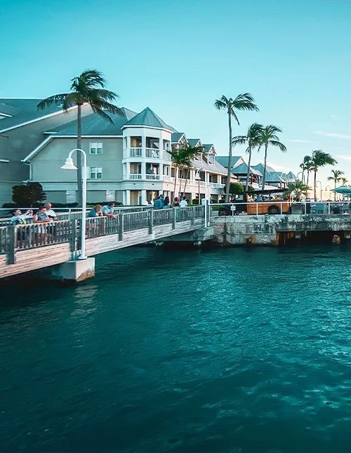 Sonnenuntergang in der Nähe des Mallory Square in Key West, Florida, USA, unter blauem Himmel