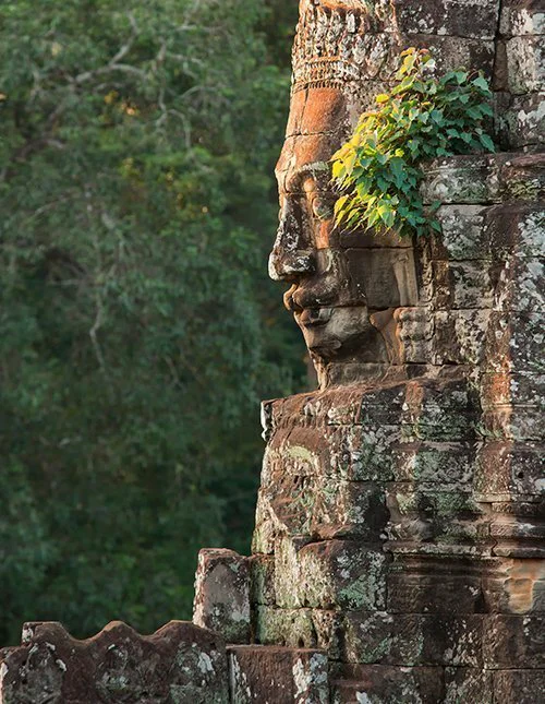 In Stein gemeißeltes Buddha-Gesicht am Bayon-Tempel in Kambodscha