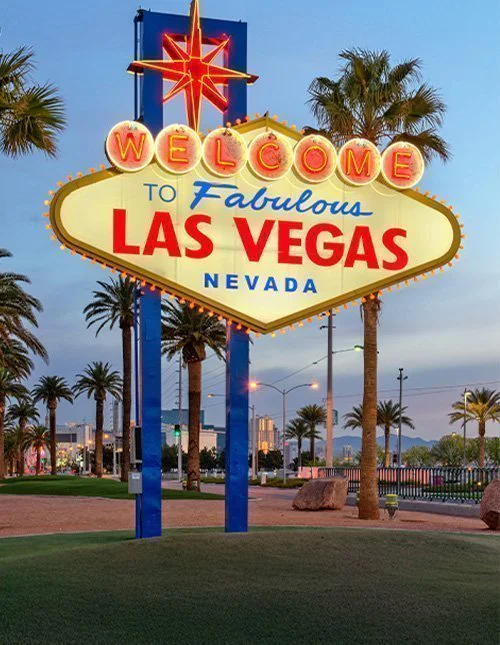 Las Vegas, Nevada, USA, am „Welcome to Las Vegas“-Schild bei Einbruch der Dämmerung.
