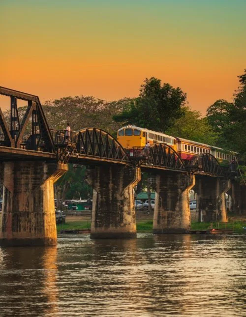 Zug auf der Brücke am River Kwai in Kanchanaburi, Thailand
