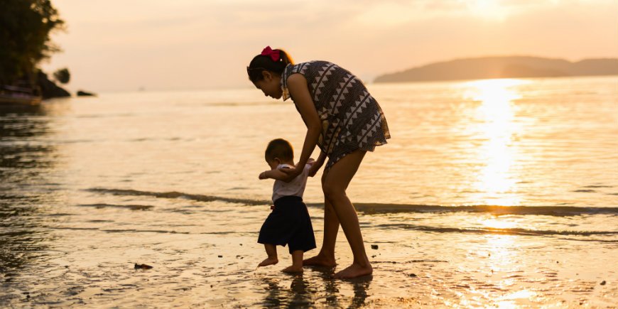 Mutter und Sohn am Strand