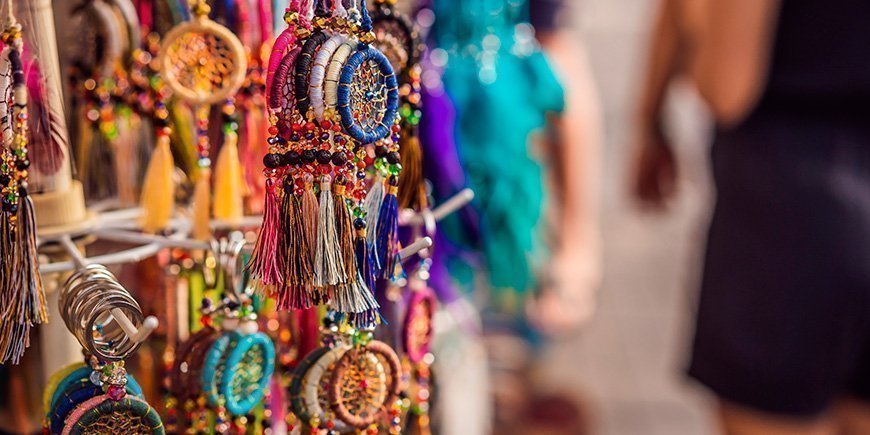 Souvenirs auf dem Ubud-Kunstmarkt in Bali