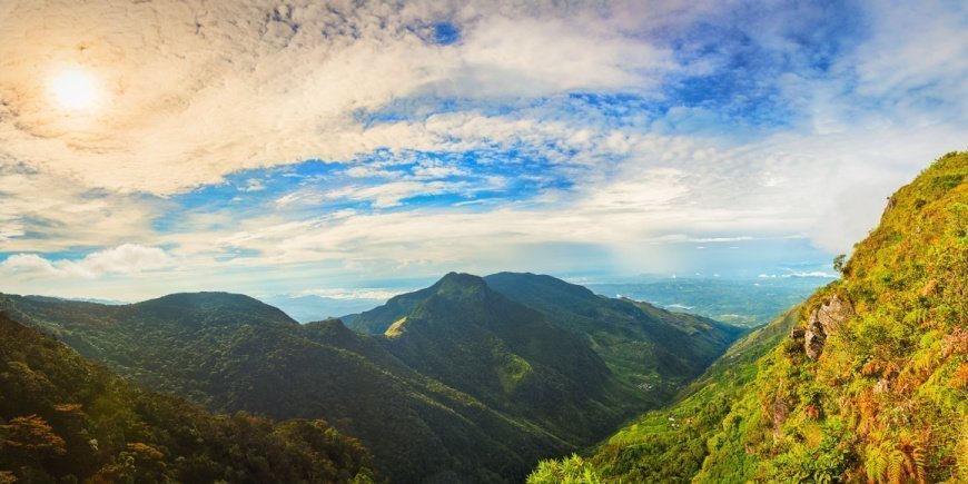 Sonniger Tag in der Nähe von Worlds End, Horton Plains, Sri Lanka