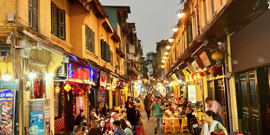 Hanoi Straße am Abend