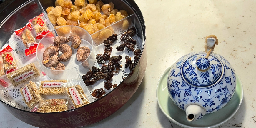 Jasmintee und vietnamesische Snacks