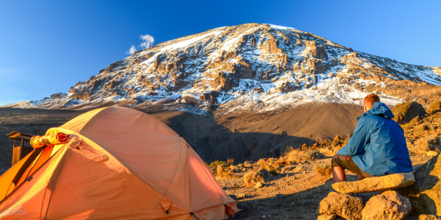 Mann im Camp am Kilimandscharo