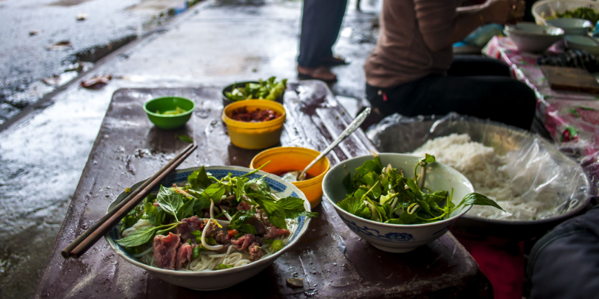 Vietnamesisches Pho in den Straßen von Hanoi