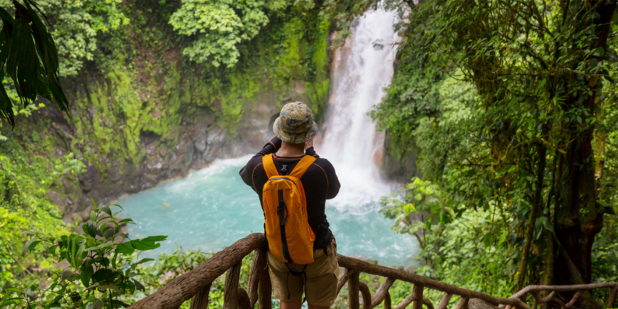 Fotograf vor einem Wasserfall in Costa Rica