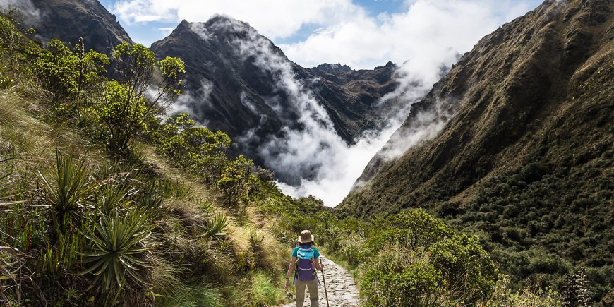 Frau auf einer Wanderung am Inka-Trail in Peru