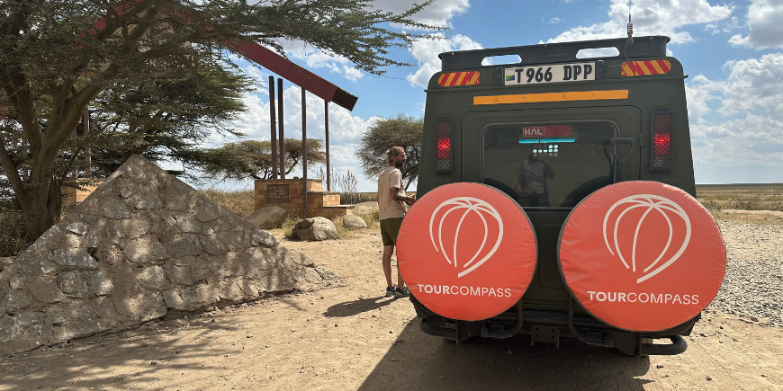 Safariauto von hinten in einem Nationalpark in Afrika