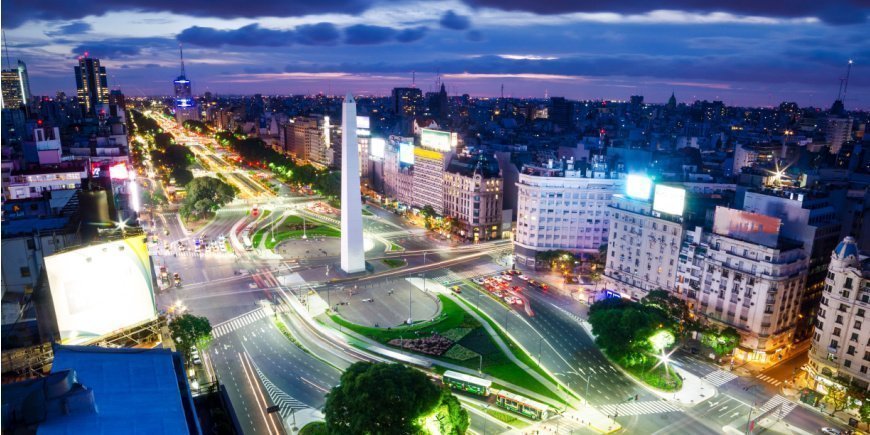 Luftaufnahme vom Verkehr in Buenos Aires am Abend