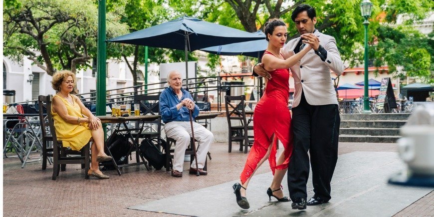 Junges Paar tanzt in San Telmo Tango