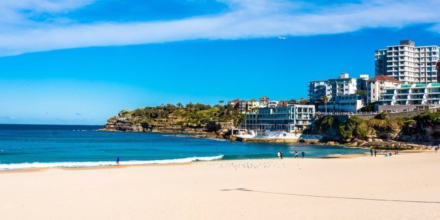 Panorama auf Bondi Beach mit blauem Himmel und Meer, Sydney, Australien, im Winter