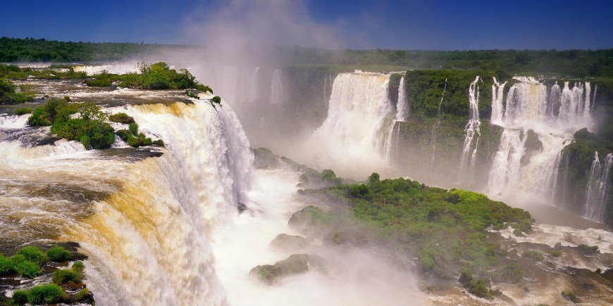 Panorama auf die wunderschönen Iguazú-Wasserfälle, Argentinien