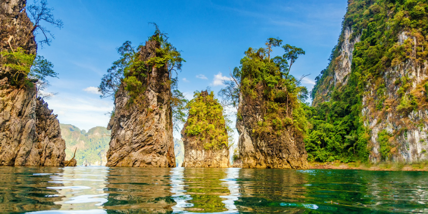 Wunderschöne Berge, See, Fluss, Himmel und spektakuläre Natur am Ratchaprapha-Staudamm im Nationalpark Khao Sok.