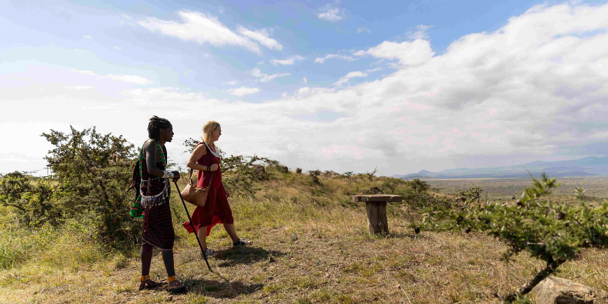Reisespezialist mit Masai im Osiligilai-Camp in Tansania