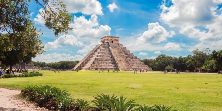 Die Pyramiden von Chichén Itzá an einem sonnigen Tag