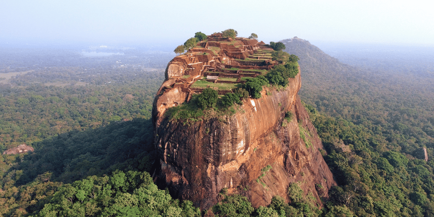 die löwenklippe sigiriya in sri lanka-vogelperspektive