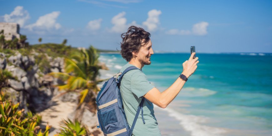 Mann fotografiert die Umgebung von Tulum in Mexiko