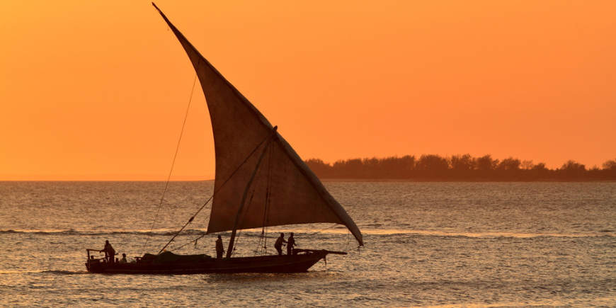 Traditionelles Dhow-Segelboot bei Sonnenuntergang in Sansibar, Tansania