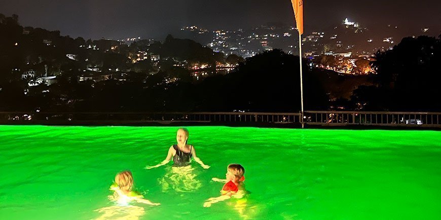 Kinder baden im Pool mit Aussicht auf Kandy