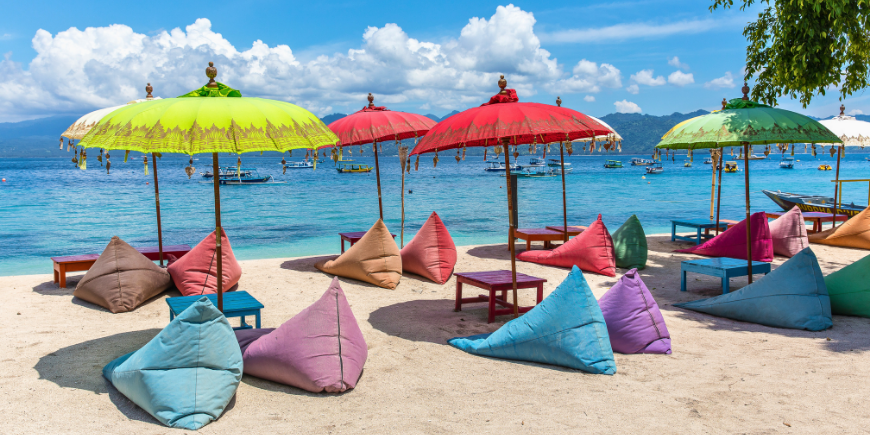 Bohnensäcke am weißen Sandstrand auf Gili T