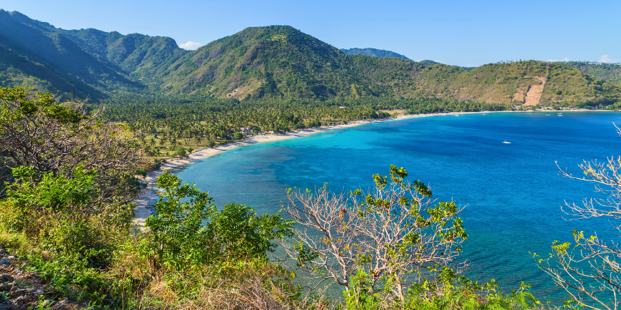 Üppig grüner Blick auf den Strand von Senggigi in Lombok 