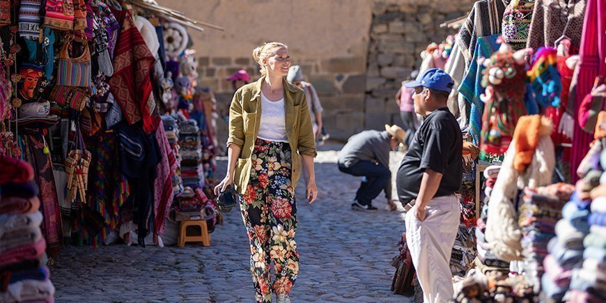 Frau spaziert durch den regionalen Markt von Cuzco in Peru