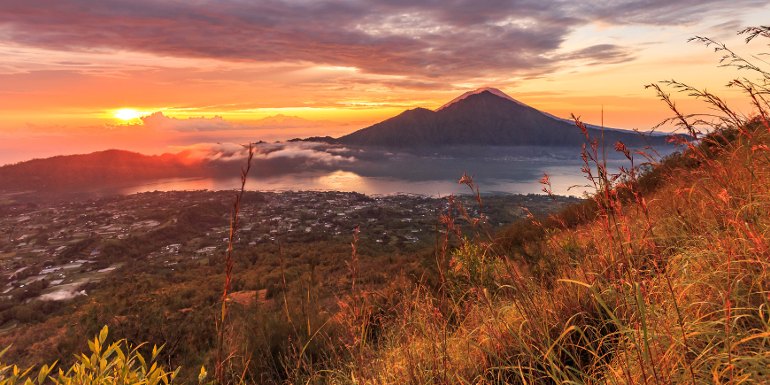 Balinesischer Sonnenaufgang auf dem Mount Batur
