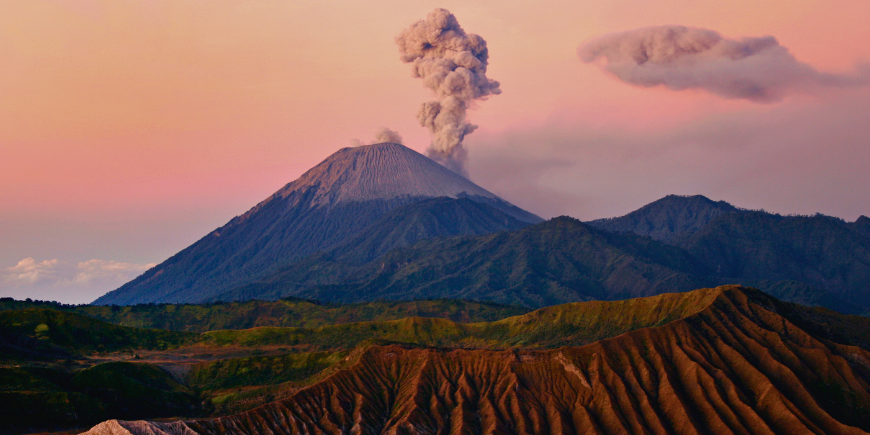 Rauchender Mount Bromo auf der Insel Java