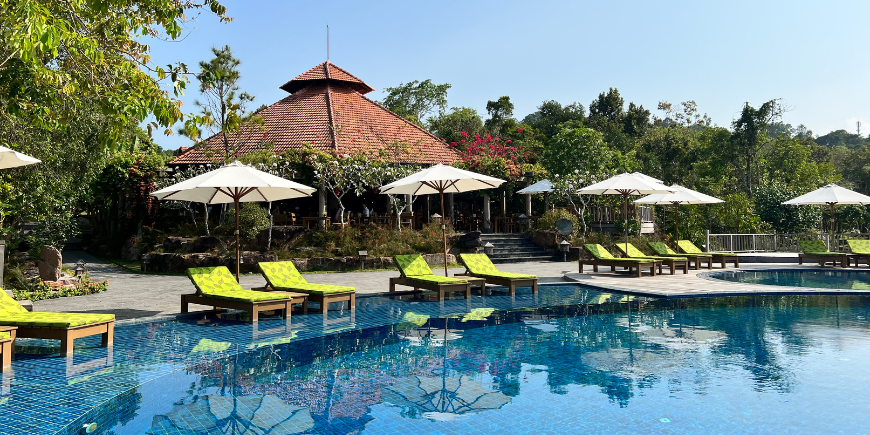Pool und Sonnenliegen im Green Bay Resort in Phu Quoc 