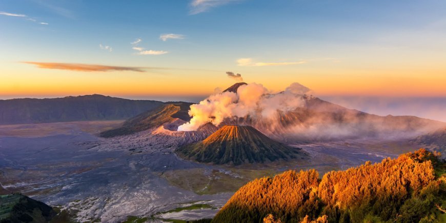 Sonnenaufgang über dem Mount Bromo auf Java, Indonesien