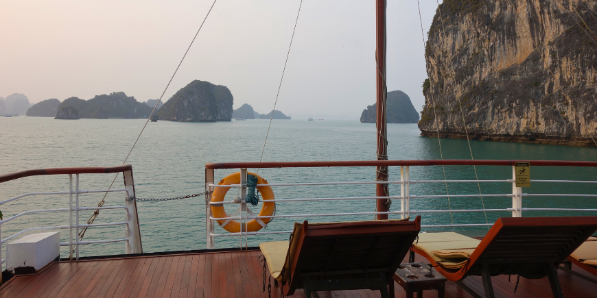 Aussicht von der Sonnenliege des Kreuzfahrtschiffs in der Halong-Bucht