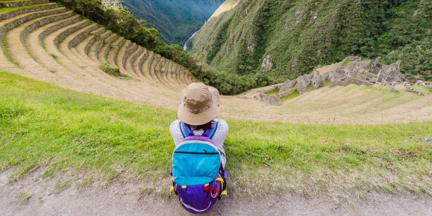 Terrassenförmiger Berghang und Gebäude in Winay Wayna, Der Inkapfad, Machu PIcchu, Cusco, Peru