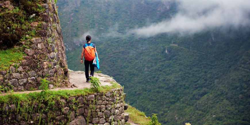 Frauen wandern am Rande einer Klippe, Machu Picchu, Peru