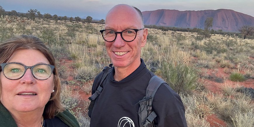 Beate und ihr Mann machen ein Foto vor dem Uluru in Australien