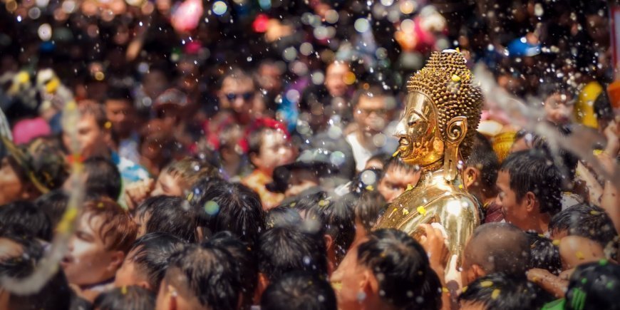 Buddha-Statue bei der Wasserzeremonie der thailändischen Neujahrsfeier