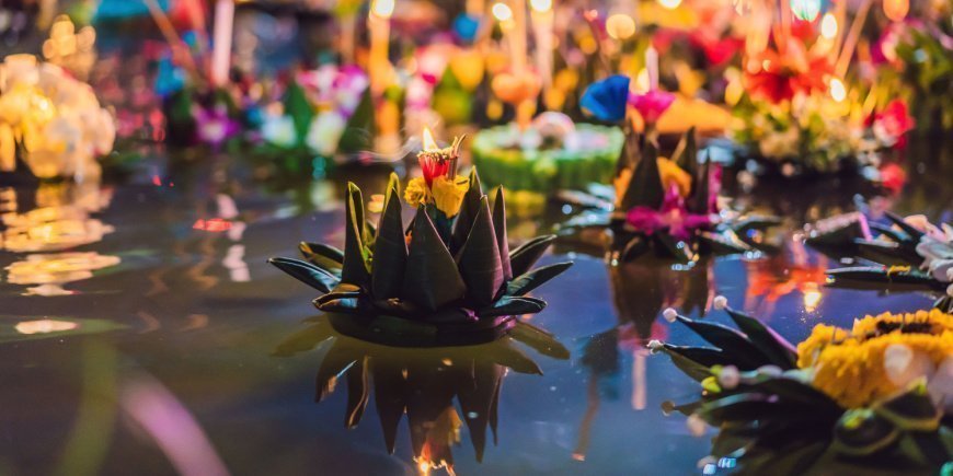 Krathong schwimmt beim Lichterfestival Loy Krathong in Thailand am Wasser