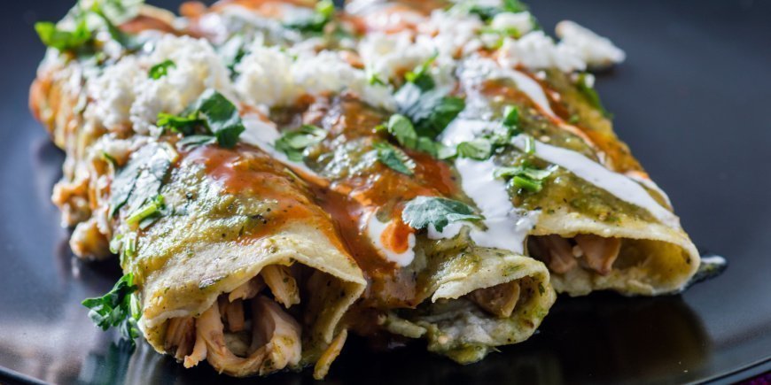 Mexikanische Enchiladas auf einem Teller