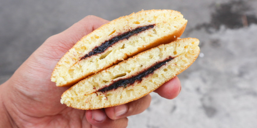 Person hält Dorayaki-Pfannkuchen