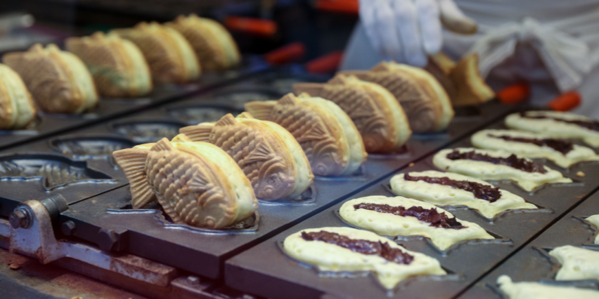 Person bereitet Taiyaki zu