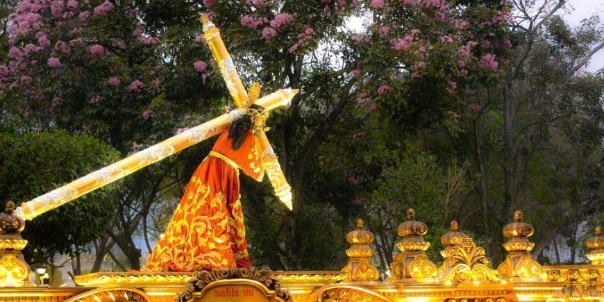 Statue von Jesus mit dem Kreuz am Rücken zu Ostern in Guatemala