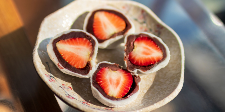 Erdbeer-Mochi-Kuchen auf einem Teller
