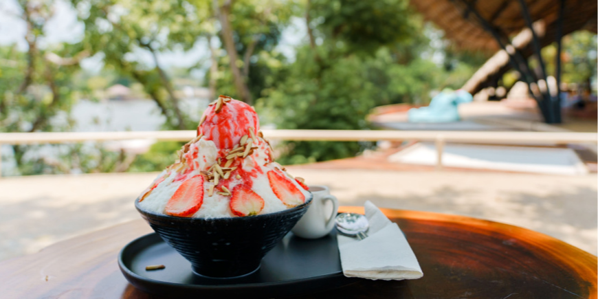 Shaved Ice mit Erdbeeren in einem Café