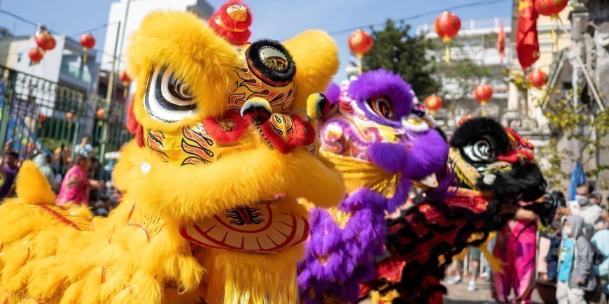 Umzug mit großartigen Kostümen bei der vietnamesischen Neujahrsfeier