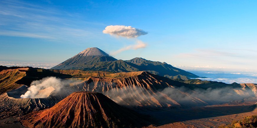 Vulkane im Bromo-Nationalpark auf Java, Indonesien